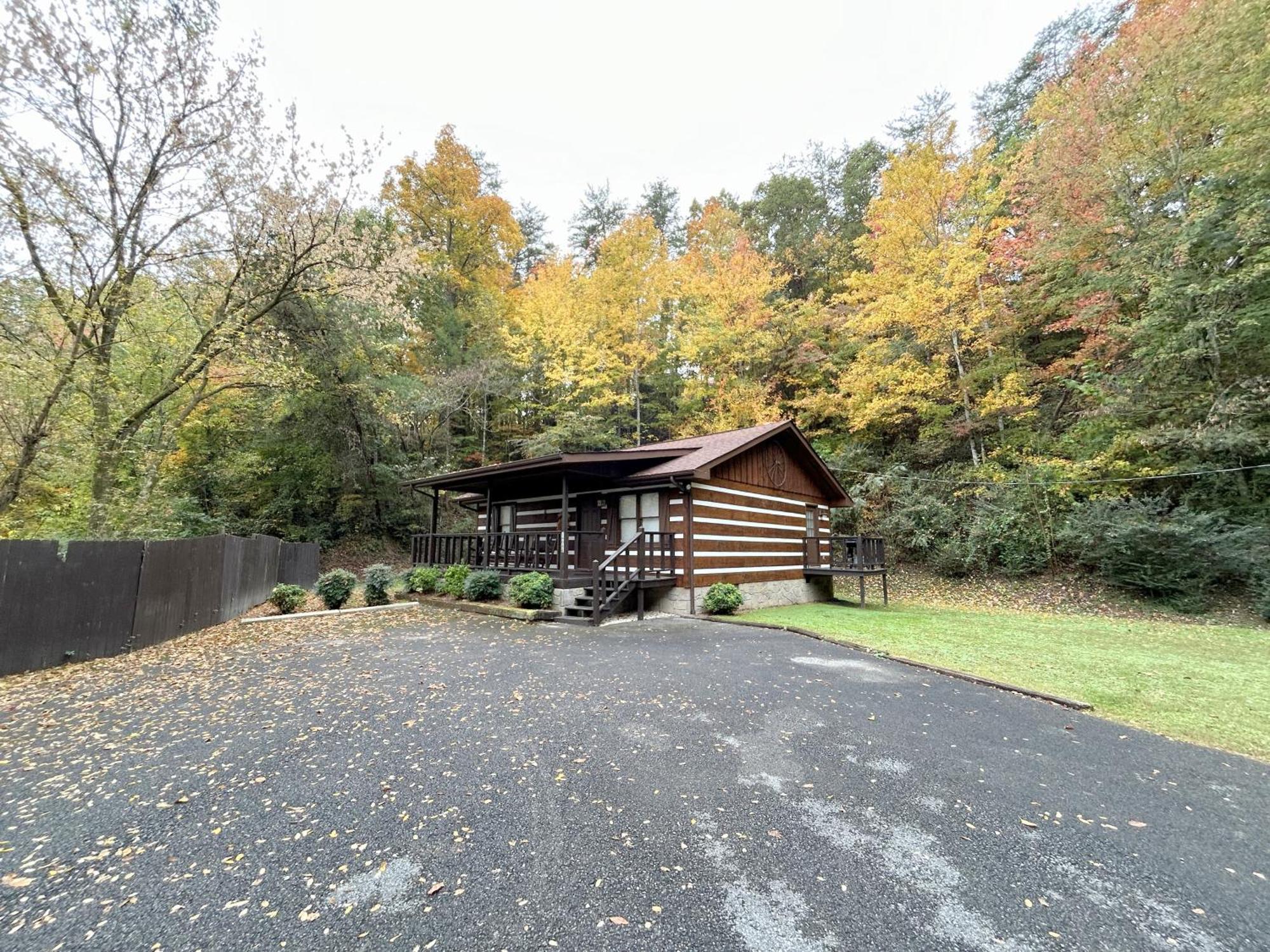 Tucked Away Cabin Pigeon Forge Εξωτερικό φωτογραφία